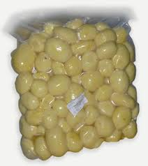 Pomme de terre cru épluchée sous vide